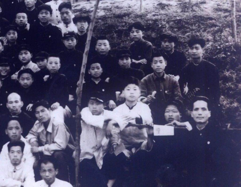 1950年5月长安一中陈天人校长（前排右一）和同事与学生合影